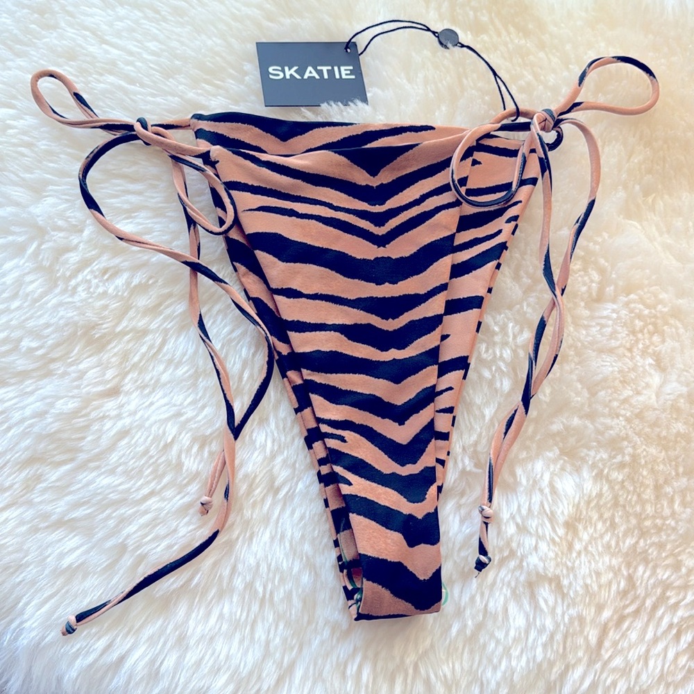 L NWT Skatie Elsa Malibu zebra string bikini bottom